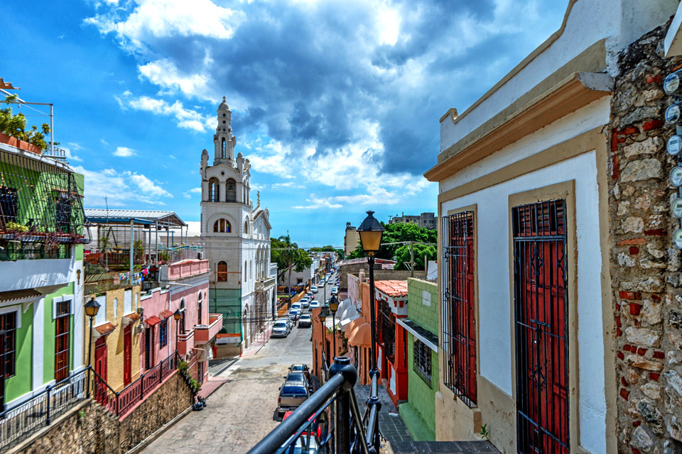 Street with colonial building in Santo Domingo