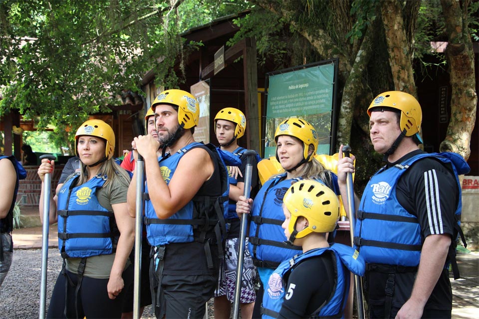 Friends and famikly bonding during rafting