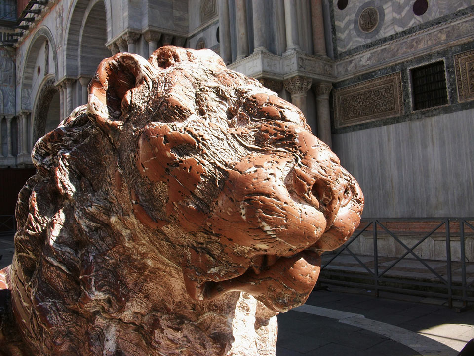 
One of the lion statues at the Piazzetta dei Leoncini.