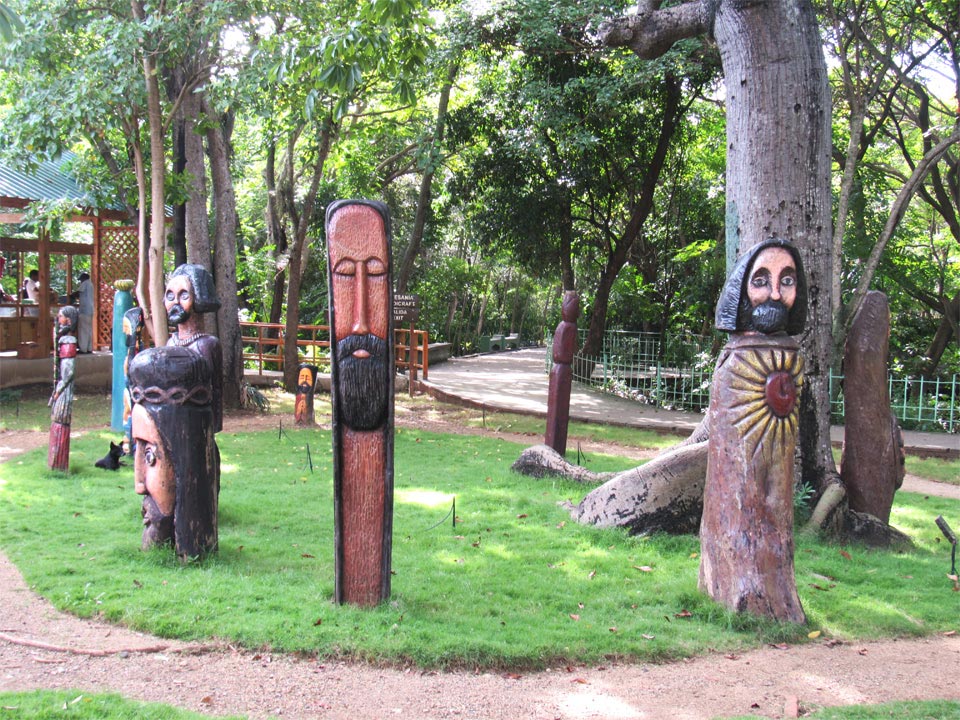 Sculptures at Los Tres Ojos park, Santo Domingo