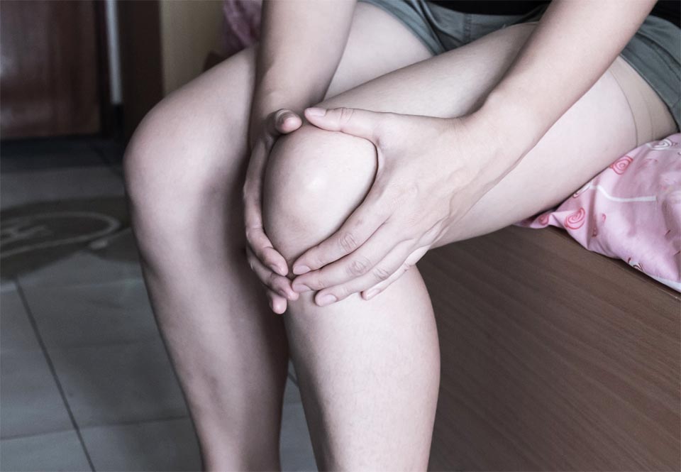  Holding knee